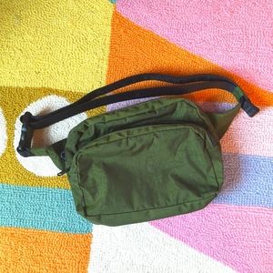 BAGGU Fanny Pack in Bay Laurel EUC
